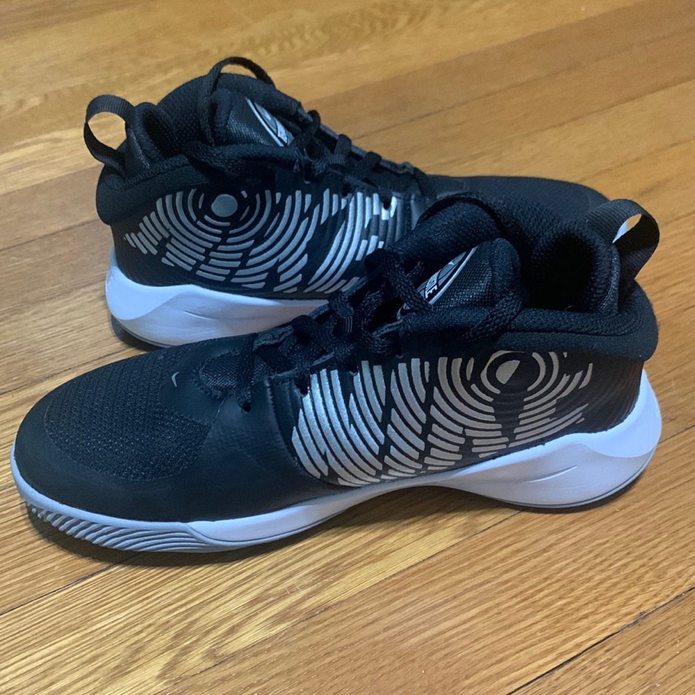 Nike unisex-child Team Hustle Basketball Sneaker, size 4, black and silver